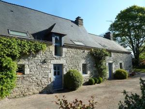 Maisons de vacances Spacious Longere,heated swimming pool, idyllic setting, Southern Brittany, FR : photos des chambres