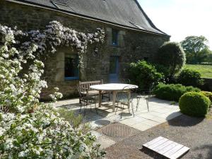 Maisons de vacances Spacious Longere,heated swimming pool, idyllic setting, Southern Brittany, FR : photos des chambres