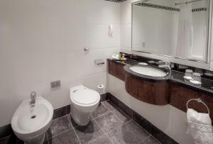 Family Room with Two Double Beds room in Hilton Glasgow Grosvenor Hotel