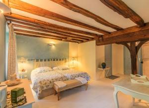 B&B / Chambres d'hotes Le Domaine de Moroges : Chambre Double ou Lits Jumeaux de Luxe avec Accès Piscine