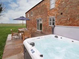 Acacia Barn - Leake Common Side