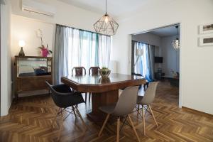 Modern-Vintage apartment by Acropolis museum