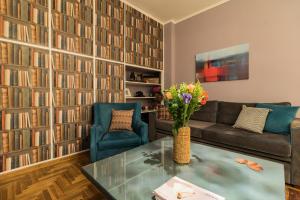 Modern-Vintage apartment by Acropolis museum