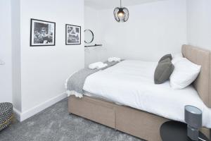 Elm House by YourStays - Lovely home in Cheshire, quiet residential street