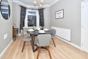 Elm House by YourStays - Lovely home in Cheshire, quiet residential street