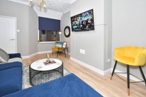 Elm House by YourStays - Lovely home in Cheshire, quiet residential street