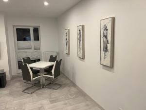 Stunning 3-Room Penthouse Lakeview with Terrace