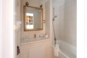 Hotels Hotel Arc-En-Ciel Colmar Contact Hotel : Chambre Familiale