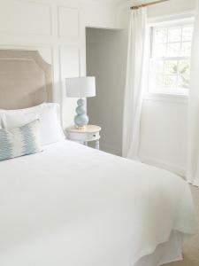 Queen Room with Balcony room in Fairville Inn