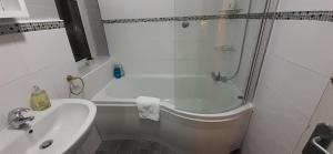 Ladbury House in Walsall, convenient location near the M6, Walsall Uni and Hospital, with free parking and easy access to Birmingham city centre, only 20 mins from NEC and Birmingham airport, 15 mins from Villa Park