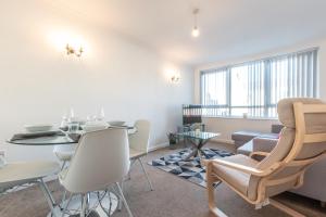 BEST PRICE!! - Contractor Heaven! 4 Singles beds or 2 King Size, Southsea Apartment- FREE PARKING, SMART TVS