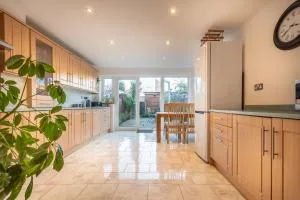 BEST PRICE! LARGE HOME FOR 4 - SMART TV - COMFY BEDS - GARDEN - 4 Single Beds or 2 Doubles! - Cosham