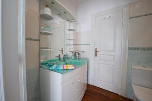 B&B / Chambres d'hotes B&B Amphitryon : Chambre Lits Jumeaux avec Douche 