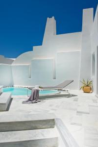 Honeymoon Villa with Private Pool and Caldera View