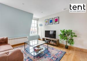 Bright, Stylish Two Bedroom Apt in Town Centre with Free Parking at Tent Serviced Apartments Chertsey