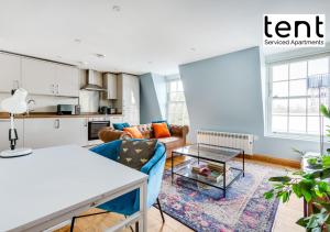 Bright, Stylish Two Bedroom Apt in Town Centre with Free Parking at Tent Serviced Apartments Chertsey