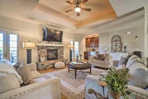 Stunning Branson Villa with On-Site Golf Access - Walnut Shade