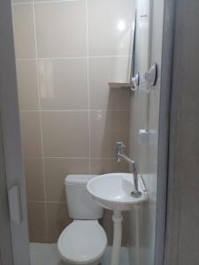 Kitnet tipo studio cozinha e banheiro privativos Bombinhas