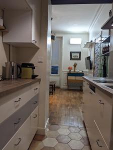 Private acces to theflat. Charming Parisian.