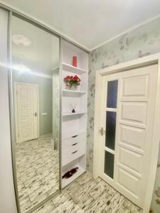 Подобово чудова квартира метро поряд Проспект МВЦ Серце