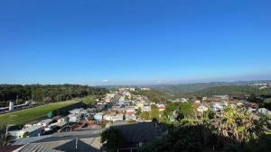 Casa em bairro nobre, bem localizada, com suite.