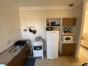 Casa em bairro nobre, bem localizada, com suite.