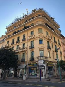 Menton vue jardins Biovès spacieux 2 pièces 52m2 en hypercentre