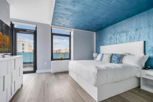 Deluxe King Suite, Balcony, Non-Smoking room in Global Luxury Suites at The Arches