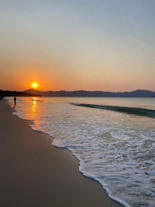 Apartamento confortável 2 suítes em Jurerê Internacional