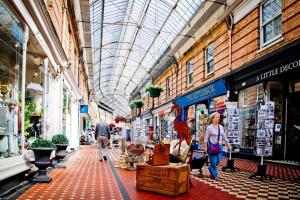 Flat-B, 4 Adults, 20 mins to Beach, Netflix, Wifi, Sleeps 4 Adults