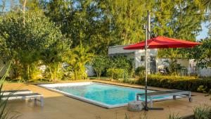 Villa Angelou - Sunlit Beach Getaway with Pool and WIFI