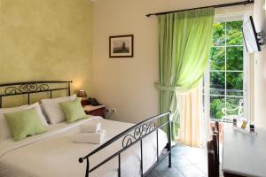 Budget Double or Twin Room with Shared Bathroom and Balcony room in Marble House