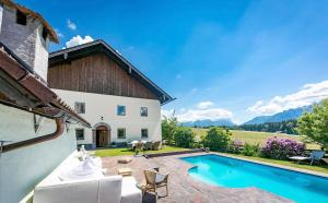 Chalet Wiesengut, Pool, Sunbeds, BBQ, Bikes for free, 15 min to salzburg and beautifull lakes sound of music