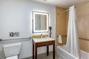 Queen Suite - Accessible/Non-Smoking room in Comfort Suites Olive Branch