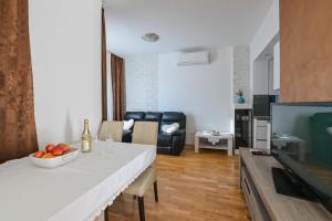 APARTMENT CENTER Ana