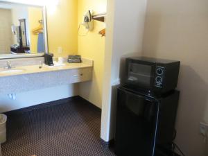 King Room - Non-Smoking room in Days Inn by Wyndham Canton