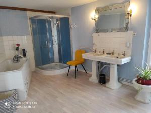 Maisons de vacances Au Moulin des Pres - Gite 15 couchages au bord de l'eau : photos des chambres