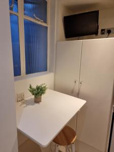 F2- Basement Studio Fits 1 Near Paddington