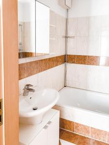 Schöne Wohnung, eigene Terrasse, privater Parkplatz, Wi-Fi, Waschmaschine, 3P