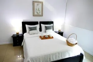 Ecusuites Puerto Santa Ana - River Junto a Hotel Wyndham - Durán