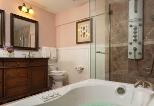 Grand Queen Suite room in Grand Harbor Inn