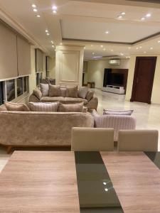 شقه فى تيفولى بمصر الجديده للعائلات فقط