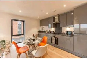 Spacious Balcony View Apt Near NEC BHX Free Parking Sleeps 4 - 索利赫尔