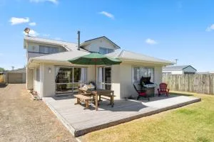 Hunia Haven - Himatangi Beach Holiday Home - Bulls