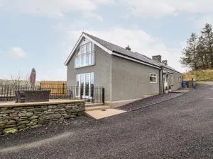 Hen Dy Bryn Mawndy - Derwen