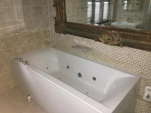 Queen Suite room in Angmering Manor Hotel