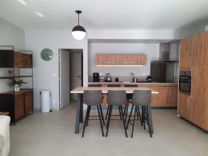 Bella, Jacuzzi Partagé & Parking avec Borne de Recharge Voiture Electrique