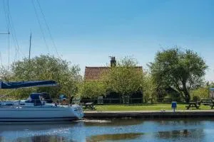 Navigation Cottage on the Historic Sea Lock overlooking the Nature Reserve - Woodham Mortimer
