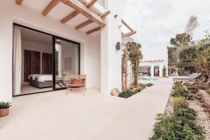 Fully Staffed Sea Front Villa with Private Sommelier