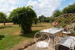 Orchard Cottage cosy rustic comfort just across the fields to a great Pub